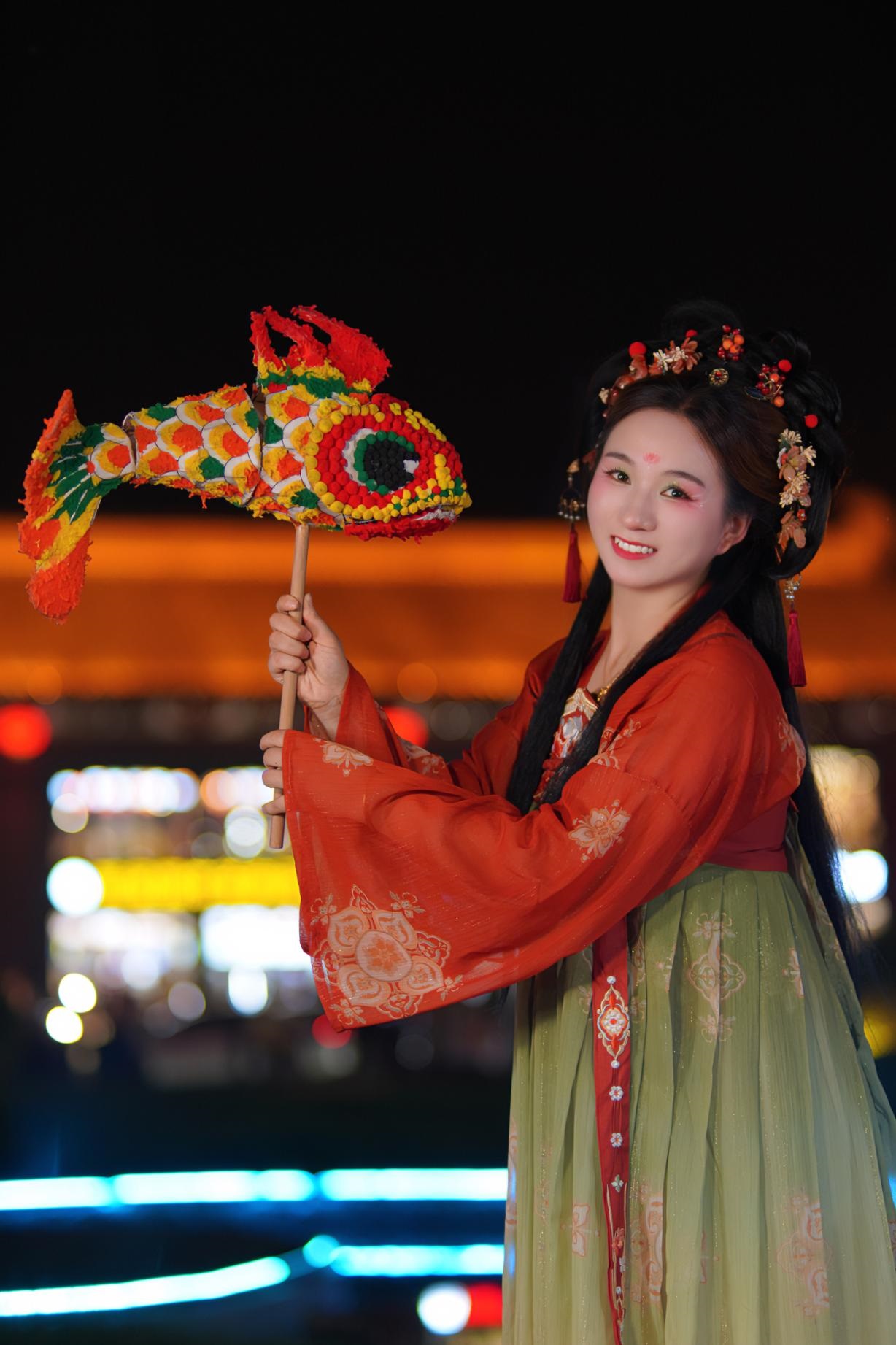 游客身穿漢服漫步在西安大唐不夜城。受訪者供圖