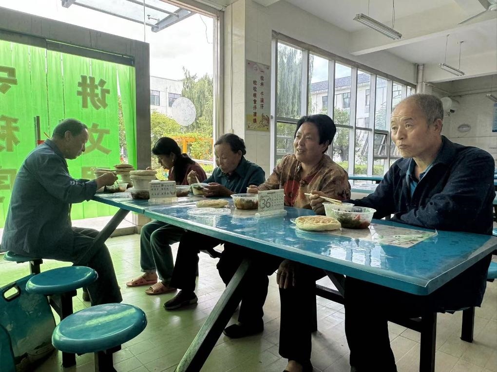 圖為鳳縣河口鎮(zhèn)中心小學臨時安置點內(nèi)正在吃飯的受災群眾。新華社記者 劉彤 攝