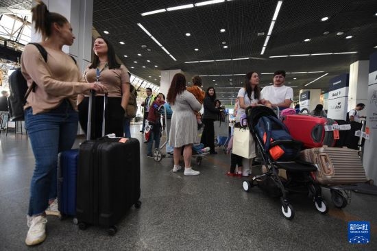 7月19日，受影響航班的旅客在巴西首都巴西利亞機(jī)場(chǎng)等待。新華社發(fā)（盧西奧·塔沃拉 攝）