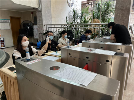 廣州市越秀區(qū)教育局現(xiàn)場審核返區(qū)生辦理材料，采用“提前網(wǎng)上預(yù)約、現(xiàn)場分批辦理”的方式進(jìn)行。廣州市越秀區(qū)教育局供圖