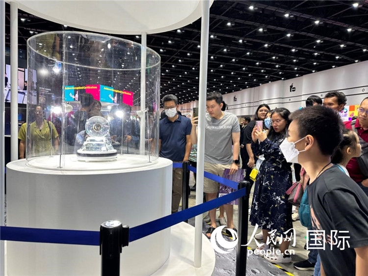 觀眾參觀中國“嫦娥五號(hào)”探測(cè)器從月球帶回的珍貴樣品。人民網(wǎng)記者簡承淵攝