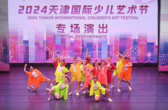 7月22日，來自俄羅斯的舞蹈團(tuán)演員在藝術(shù)節(jié)上展演。新華社記者 趙子碩 攝