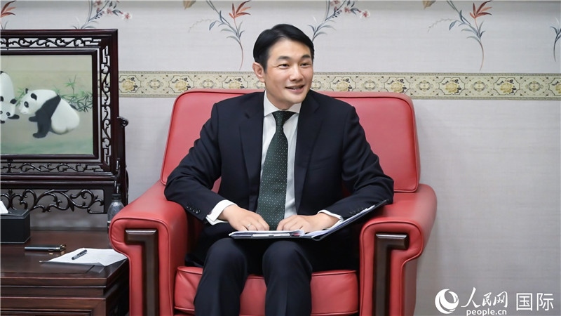 使館發(fā)言人畢海波公參介紹黨的二十屆三中全會情況并回答記者提問。人民網(wǎng) 郭錦標(biāo)攝