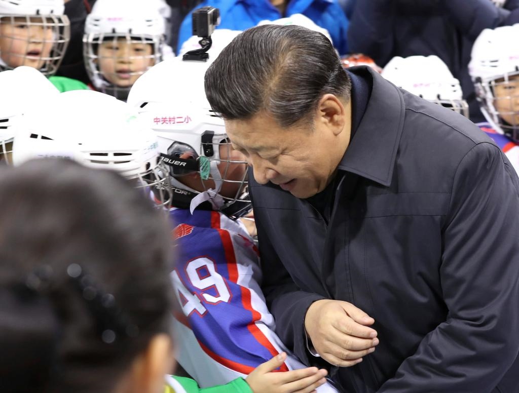 2017年2月24日，習(xí)近平總書記在北京五棵松體育中心考察時同青少年冰球愛好者“撞肩”，表示相互問候。新華社記者 丁林 攝
