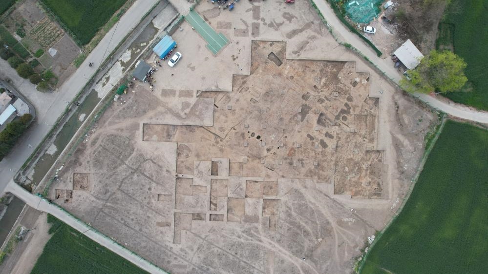 這是2024年3月23日拍攝的四川省廣漢市三星堆遺址發(fā)掘區(qū)（無人機照片）。新華社發(fā)（四川省文物考古研究院供圖）