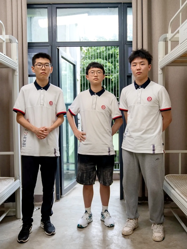 三名同學(xué)在宿舍合影。清華大學(xué)供圖