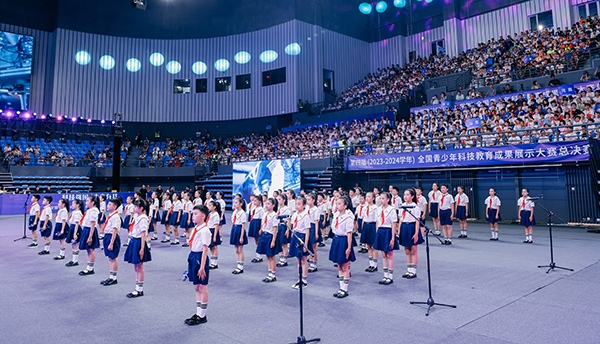 開幕式現(xiàn)場，學生們朗誦“科技強國 未來有我” 。主辦方供圖