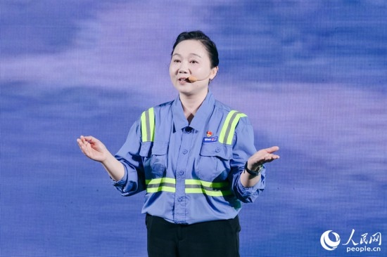 黃英紅講述在互聯(lián)網(wǎng)“種地”的故事。人民網(wǎng)攝
