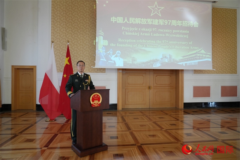 波蘭使館國防武官張寅生大校在招待會上致辭。人民網(wǎng)記者 李增偉攝 