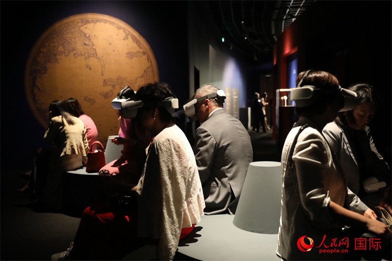 嘉賓在展覽“傳奇之旅：馬可·波羅與絲綢之路上的世界”VR體驗(yàn)區(qū)參觀。人民網(wǎng) 殷韜攝