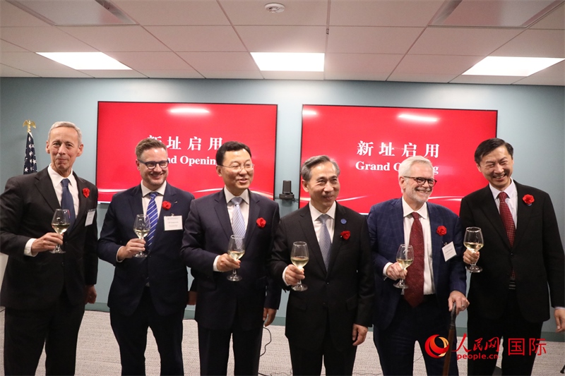 4、美中貿(mào)易全國(guó)委員會(huì)會(huì)長(zhǎng)克雷格·艾倫、美國(guó)商會(huì)高級(jí)副會(huì)長(zhǎng)傅瑞偉等美國(guó)工商界代表出席活動(dòng)。 人民網(wǎng)記者 李志偉攝