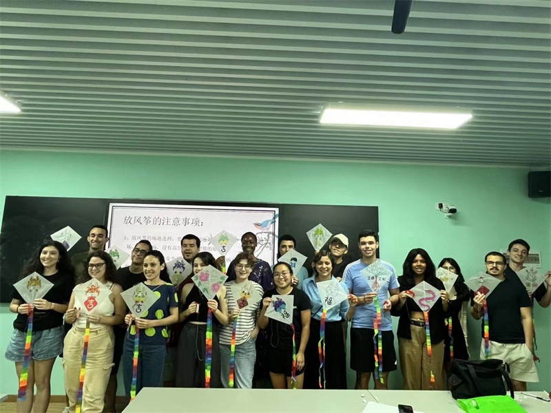 在中國和巴西共迎兩國建交50周年之際，巴西圣保羅州立大學(xué)孔子學(xué)院今年7月成功組織多批、近40名巴西青少年來華進(jìn)行短期訪問交流，圖為訪問團(tuán)成員參加文化體驗活動。 巴西圣保羅州立大學(xué)孔子學(xué)院供圖