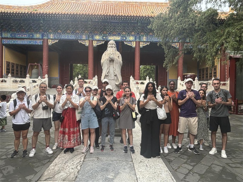 在中國和巴西共迎兩國建交50周年之際，巴西圣保羅州立大學(xué)孔子學(xué)院今年7月成功組織多批、近40名巴西青少年來華進(jìn)行短期訪問交流，圖為訪問團(tuán)成員參加文化體驗活動。 巴西圣保羅州立大學(xué)孔子學(xué)院供圖
