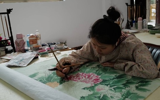 當?shù)剞r(nóng)民畫師正在作畫。受訪者供圖