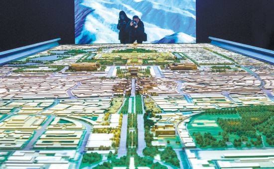 首都博物館“輝煌中軸”展廳內，十六米長的中軸線沙盤，配以立體投影技術，展現(xiàn)北京中軸線之壯美。 本報記者 武亦彬攝