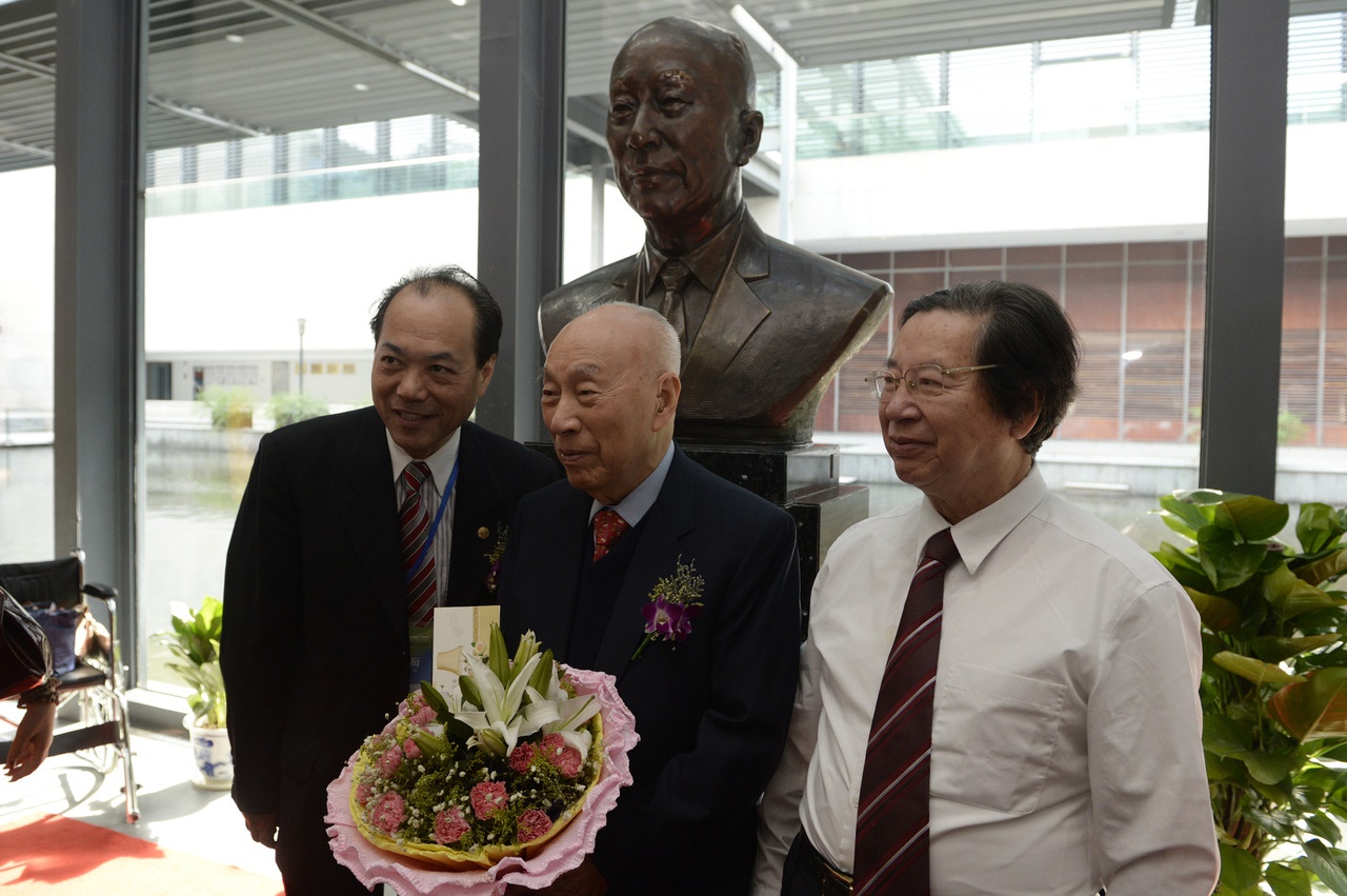 2014年7月31日，“寧波幫”代表人士李達(dá)三（中）在自己的塑像前留影。圖片來源：新華社