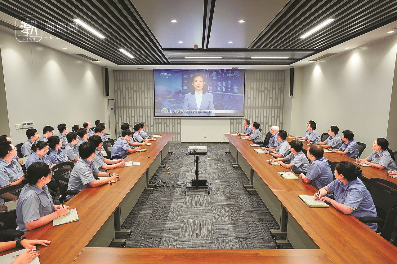 2024年8月1日晚，寧波永新光學(xué)股份有限公司員工集體觀看央視《新聞聯(lián)播》關(guān)于國家主席習(xí)近平給包陪慶、曹其鏞等祖籍寧波的香港企業(yè)家回信的報道。潮新聞記者 賀元凱 彭鵬 周旭輝 攝