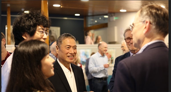 盧中見與嘉賓交流中國畫。許晉熙攝
