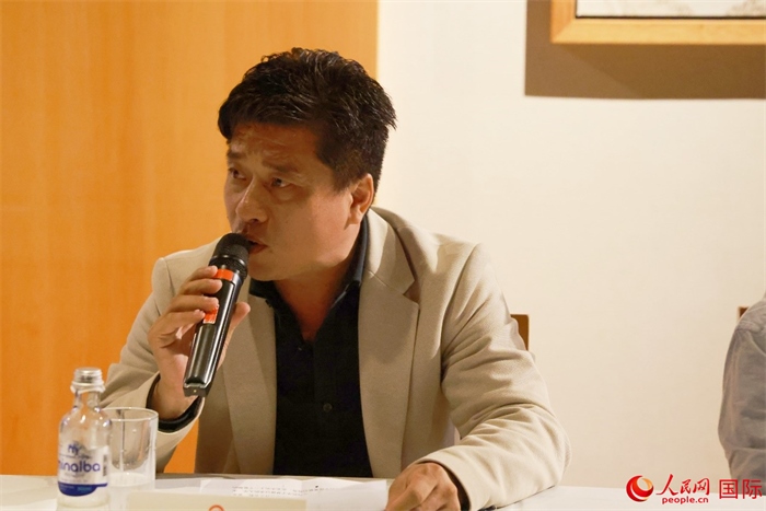 巴西中國浙江商會會長鄭俠茂在座談會上致辭。人民網(wǎng)記者 陳海琪攝