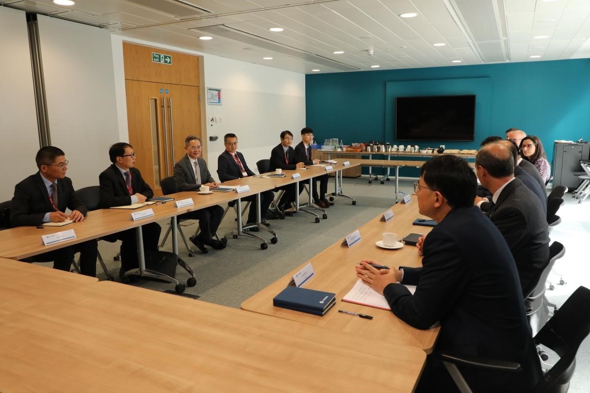 圖為中國駐英國大使鄭澤光與項目運營團隊及企業(yè)合作機構(gòu)負責(zé)人座談現(xiàn)場。中國駐英國使館供圖