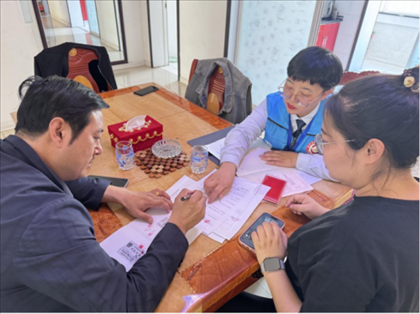 棋蒙政務(wù)企業(yè)服務(wù)中心幫辦代辦員為高老先生上門辦理業(yè)務(wù)。鄂托克旗政務(wù)服務(wù)與數(shù)據(jù)管理局供圖
