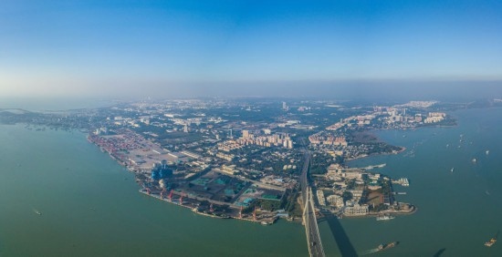 海南自貿(mào)港重點(diǎn)園區(qū)——洋浦經(jīng)濟(jì)開發(fā)區(qū)（2023年12月31日攝，無人機(jī)全景照片）。新華社記者 蒲曉旭 攝