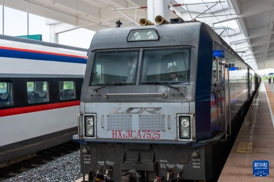 8月5日，由老撾籍火車司機(jī)獨(dú)立駕駛的滿載貨物的列車駛出中老鐵路萬(wàn)象站。新華社發(fā)（凱喬 攝）