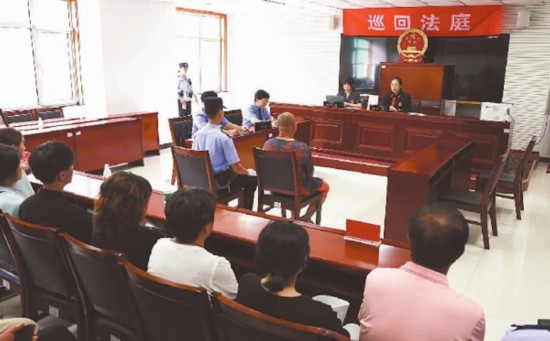 圖①：庭審現(xiàn)場(chǎng)。