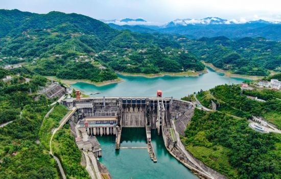 這是陜西安康水電站大壩（2024年6月21日攝，無人機(jī)照片）。新華社記者 蔡湘鑫 攝