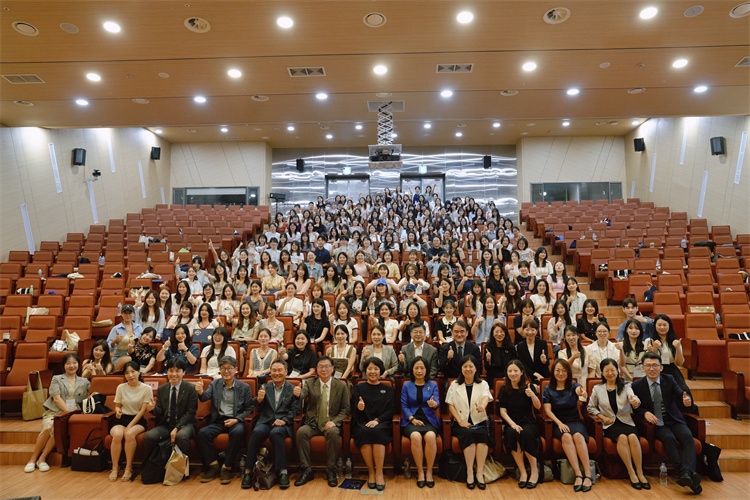 8月5日，第十一屆在韓國際中文教育志愿者崗中培訓(xùn)舉行開班儀式。圖為活動(dòng)現(xiàn)場合影。 教育部中外語言交流合作中心供圖