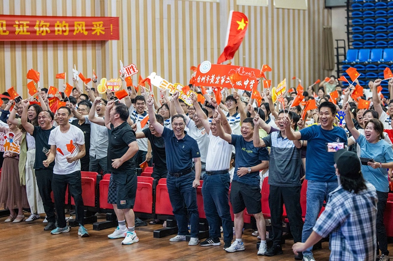 北京時間7月27日，2024年巴黎奧運會首個比賽日，在射擊10米氣步槍混合團(tuán)體比賽中，中國選手黃雨婷/盛李豪獲得金牌。圖為黃雨婷的母校師生們通過收看奧運直播的方式為她加油助威。