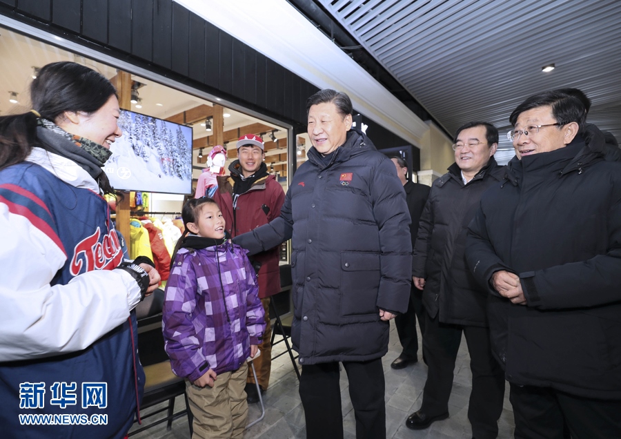 2017年1月23日，習(xí)近平總書記在河北省張家口市考察北京冬奧會(huì)籌辦工作。這是習(xí)近平在云頂滑雪場(chǎng)雪具大廳同游客和滑雪愛好者親切交談。新華社記者 蘭紅光 攝