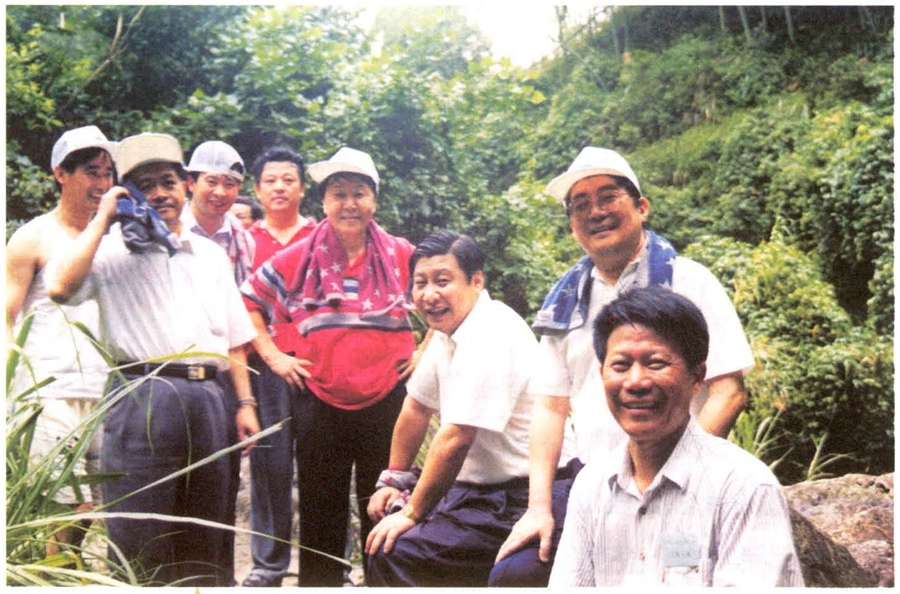 1999年6月，習(xí)近平在福州森林公園參加紀(jì)念毛主席“發(fā)展體育運(yùn)動(dòng)，增強(qiáng)人民體質(zhì)”題詞47周年登山健身活動(dòng)。（資料照片，來源：《習(xí)近平在福建》（下））