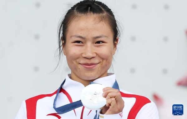 北京時(shí)間8月7日，在巴黎奧運(yùn)會(huì)攀巖女子速度賽比賽中，中國(guó)選手鄧麗娟獲得銀牌。圖為亞軍中國(guó)選手鄧麗娟在頒獎(jiǎng)儀式上。新華社記者 高靜 攝