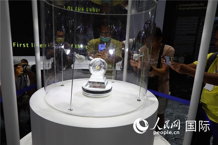 “嫦娥五號”探測器從月球帶回的月球樣品在泰國展出。人民網(wǎng)記者簡承淵攝