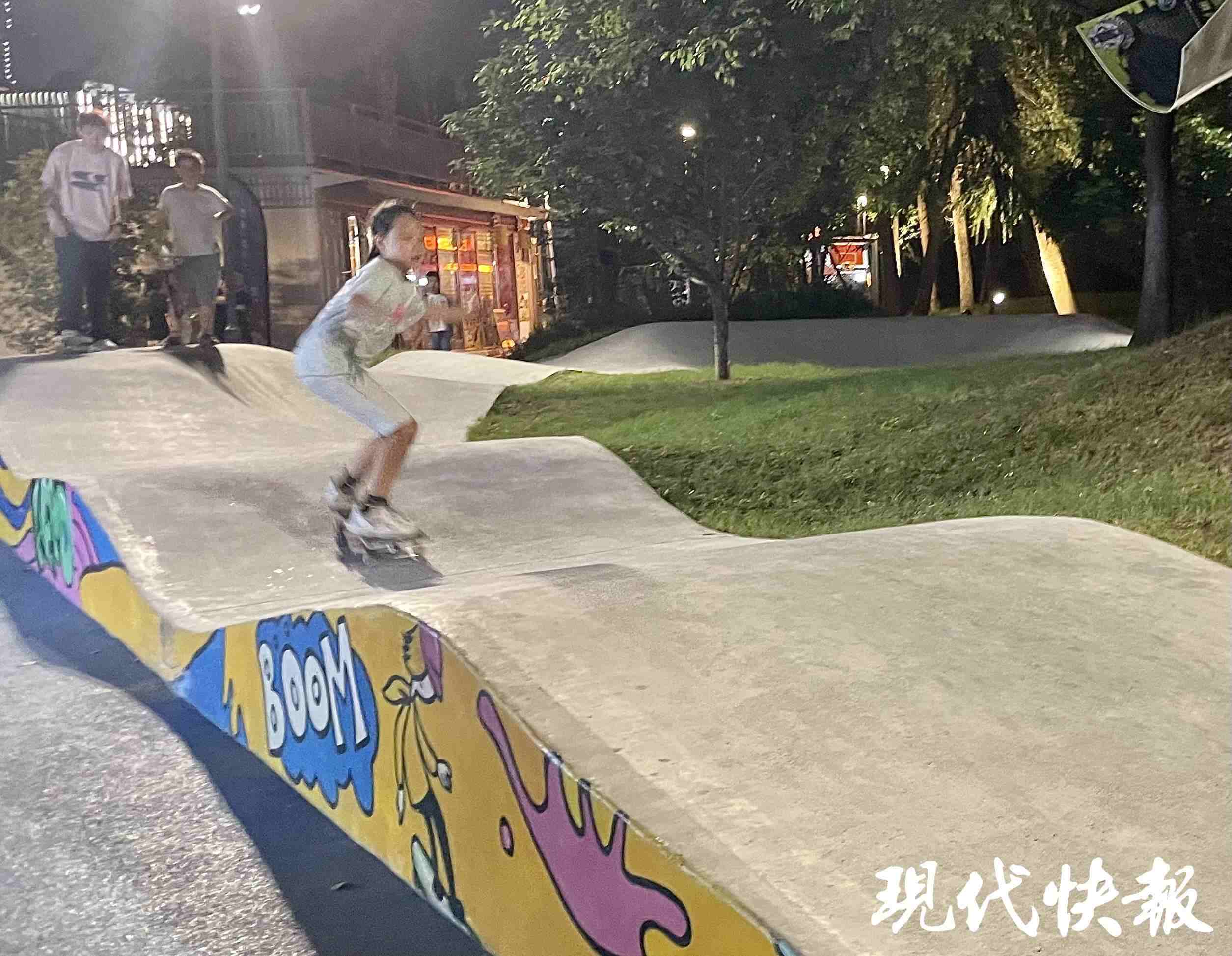 南京西城·夜未央的滑板場地上，一群青少年正在玩滑板
