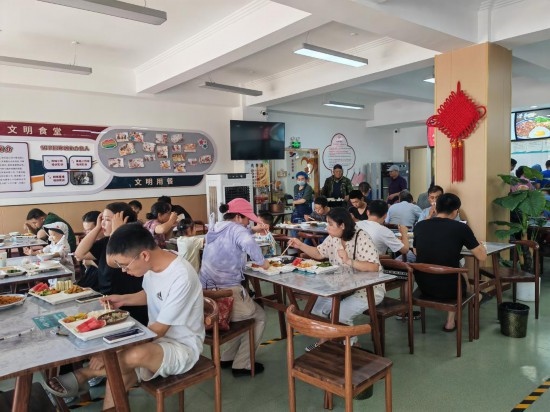 清水灣社區(qū)食堂坐滿了前來就餐的居民。新華社記者 鄒欣媛 攝