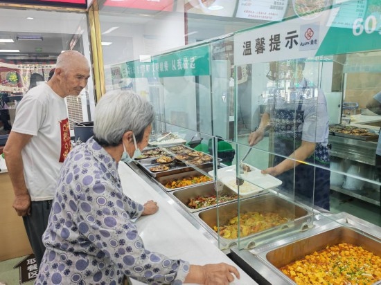 老年人在清水灣社區(qū)食堂就餐。新華社記者 鄒欣媛 攝