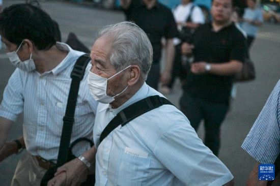 8月12日晚，侵華日軍第七三一部隊（簡稱“731部隊”）“少年隊”原隊員清水英男，乘機抵達哈爾濱。新華社記者 王松 攝