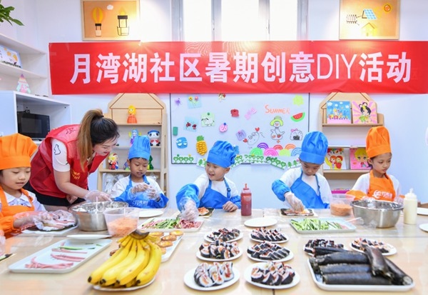 漯河市月灣湖社區(qū)青少年活動(dòng)室里，志愿者教孩子們做手工。 齊國霞攝