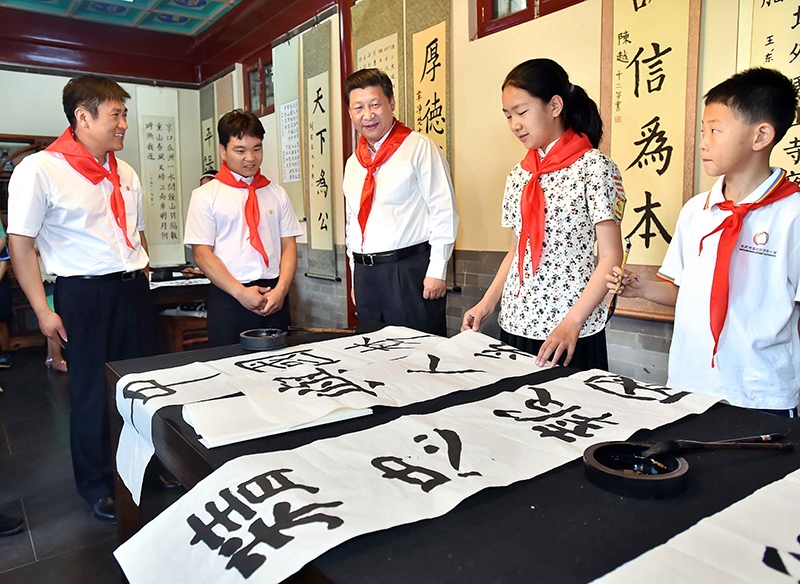 2014年5月30日，習(xí)近平總書記來(lái)到北京市海淀區(qū)民族小學(xué)，參加慶?！傲弧眹?guó)際兒童節(jié)活動(dòng)。這是總書記觀看學(xué)生書寫的毛筆字。