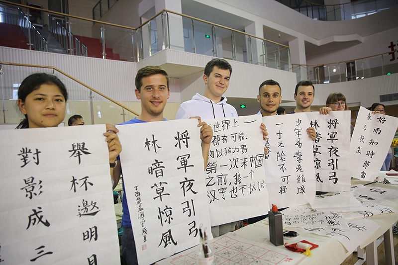 2017年6月5日，來(lái)自青島大學(xué)和中國(guó)石油大學(xué)（華東）的外國(guó)留學(xué)生在展示現(xiàn)場(chǎng)完成的書法作品。