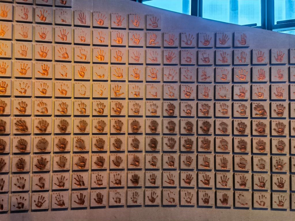圖為侵華日軍南京大屠殺遇難同胞紀(jì)念館“三個必勝”展廳排列的648個鮮紅的手?。ň植浚?。新華社記者 邱冰清 攝