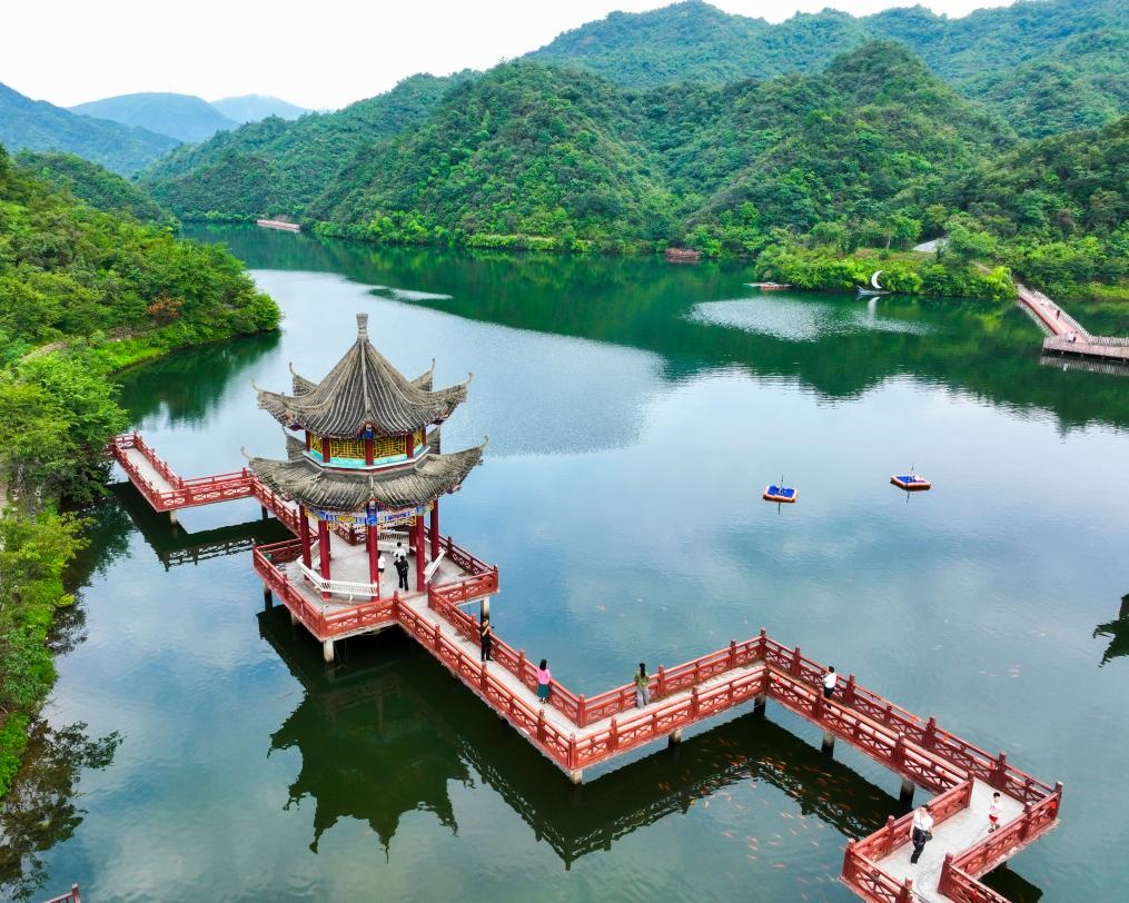 2024年8月11日，游客在湖南省雙牌縣陽明山國家森林公園萬和湖休閑游玩。新華社發(fā)（周秀魚春攝）