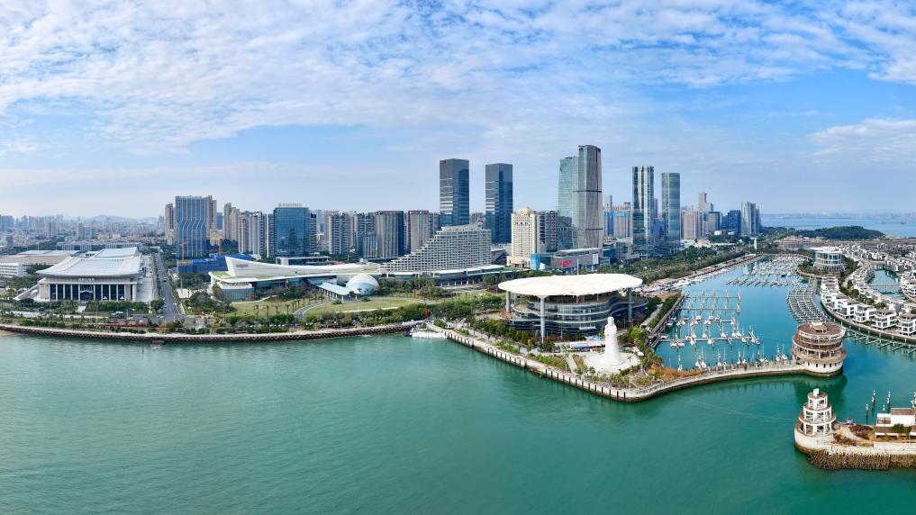 2024年1月24日拍攝的廈門國際會議中心、環(huán)島路一帶濱海城市景觀。新華社記者姜克紅攝
