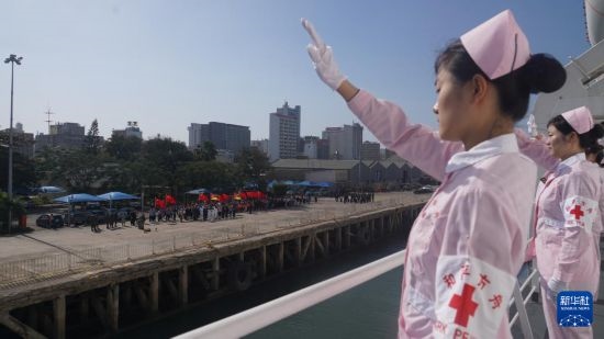 當(dāng)?shù)貢r(shí)間8月16日上午10時(shí)許，執(zhí)行“和諧使命-2024”任務(wù)的中國(guó)海軍“和平方舟”號(hào)醫(yī)院船圓滿結(jié)束對(duì)莫桑比克的訪問(wèn)，駛離馬普托港，前往本次任務(wù)第五站南非。新華社發(fā)（曹春耀 攝）