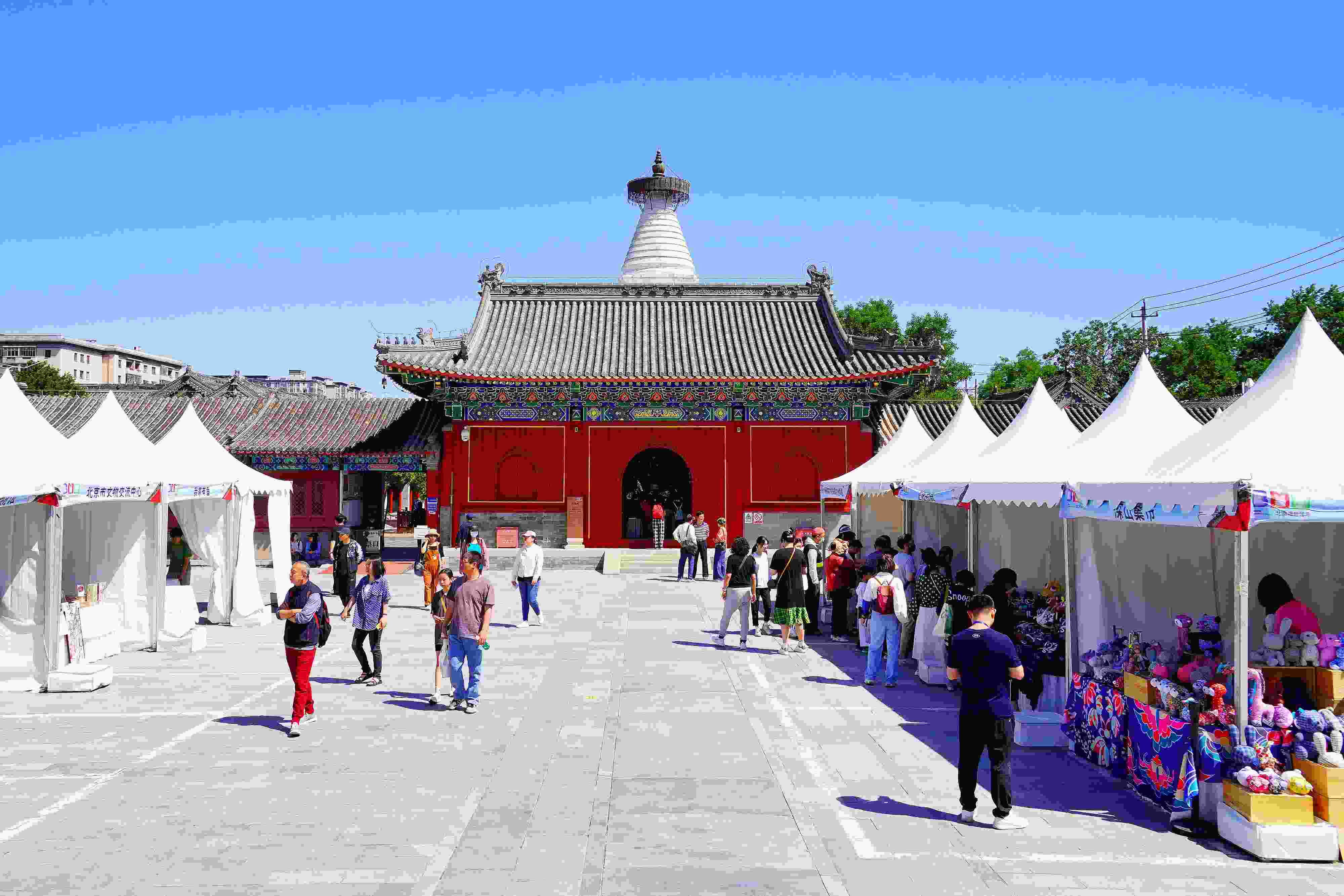 2024年5月，“北京白塔文化市集”在已有700余年歷史的妙應(yīng)寺白塔下舉行。