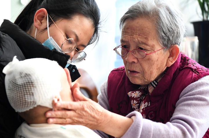 2022年11月16日，在陜西省榆林市佳縣，路生梅（右）在家中為患兒義診。 新華社發(fā)（鄒競(jìng)一 攝）