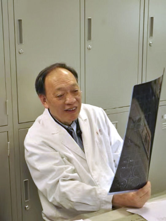 復(fù)旦大學(xué)附屬華山醫(yī)院感染科終身教授翁心華在工作（資料照片）。 新華社發(fā)