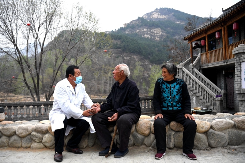 2020年4月15日，在河北阜平縣龍泉關(guān)鎮(zhèn)駱駝灣村，村醫(yī)霍建國(guó)為村民把脈。